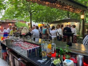 Event mit Foodtruck. Bar im Außenbereich. Alternative Bar